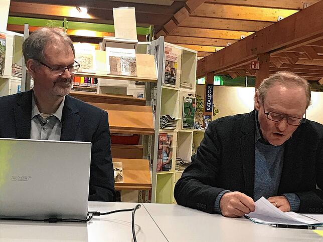 Das wird bleiben: André Gutmann und Casimir Bumiller (von links) präsentieren den neu erschienen Band I der Stadtgeschichte von ...