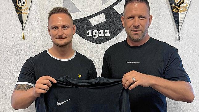 Erfreuter Trainer: Urs Keser (rechts) bezeichnet es als Glücksfall für seine Elf, dass sich der in Steinen lebende Johannes Baumgartner ...