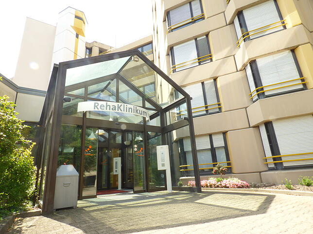 Die Rehaklinik Bad Säckingen hat ihre Insolvbenz überstanden. Sie soll im Zuge des Campus-Umbaus aus diesem Gebäude in das dann sanierte ...