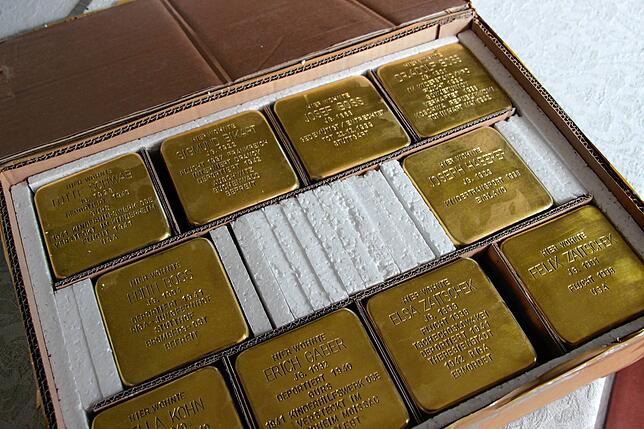 Diese Lieferung Stolpersteine hat Engelke im Frühjahr diesen Jahres bekommen. Einer solchen Bestellung geht mitunter ein sehr langer ...