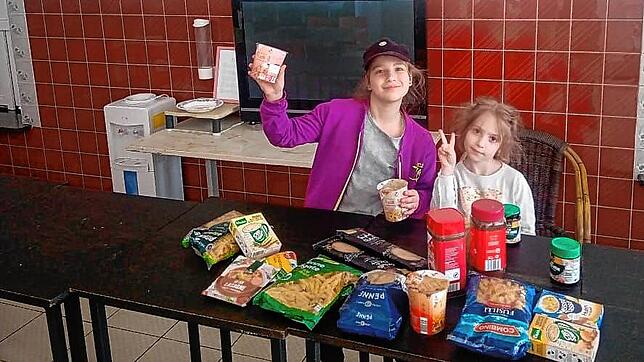 Zwei Mädchen in Poltava freuen sich über die in Markdorf für Zankers Hilfsaktion gespendeten Lebensmittel.