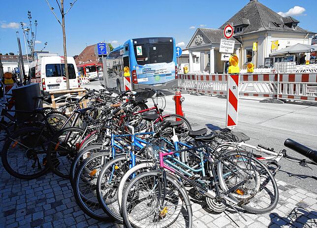 Bäume sind gepflanzt, die Oberflächen gestaltet. Jetzt stören die wild abgestellten Fahrräder das Erscheinungsbild des Bahnhofplatzes, ...