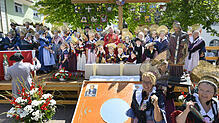 Das ließen sich die Mitglieder der Trachtengruppe Alt-Radolfzell nach Prozession und Fürbittgottesdienst nicht nehmen: Gruppenbild beim ...