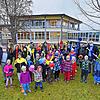 Tannheim Nachsorgeklinik: Gruppenfoto mit Spielzeugwerkzeug an der Stelle, an der das neue Kinderhaus gebaut werden soll.