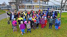 Tannheim Nachsorgeklinik: Gruppenfoto mit Spielzeugwerkzeug an der Stelle, an der das neue Kinderhaus gebaut werden soll.