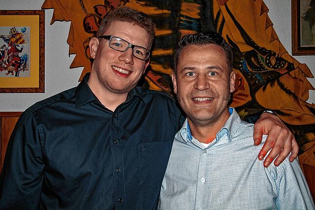 Die neuen Narreneltern Achim Friesenhagen (Narrenvater) und Stefan Mayer (Narrenmutter) begrüßen das Publikum erstmals.