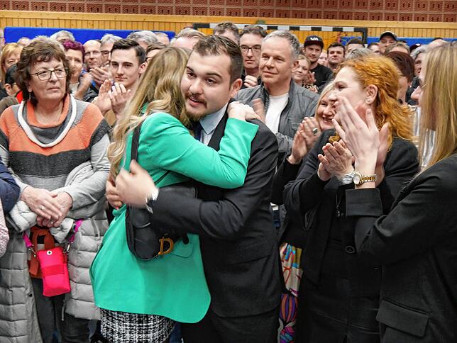 Selcuk Gök umarmt nach Bekanntgabe des Wahlergebnisses seine Partnerin Annalena Arend. Rechts von ihm seine Mutter Züleyha Akca.