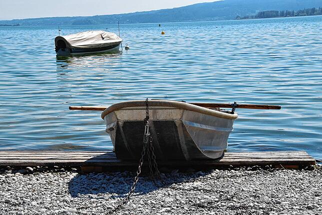 Dieses Boot steht bereits auf dem Trockenen. Es zu See zu lassen, ist aber weiterhin kein Problem.
