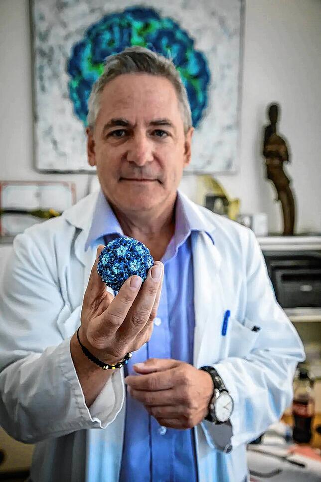 Der Immunologe Martin Bachmann hält ein Modell des Coronavirus in der Hand. Der Schweizer forscht derzeit intensiv an der Entwicklung ...