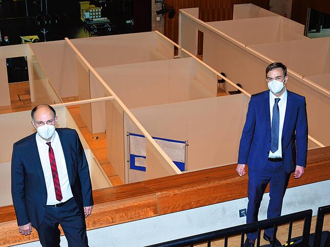 Singens Oberbürgermeister Bernd Häusler (links) mit Landrat Zeno Danner. Viel Betrieb ist im Impfzentrum in der Singener Stadthalle noch ...