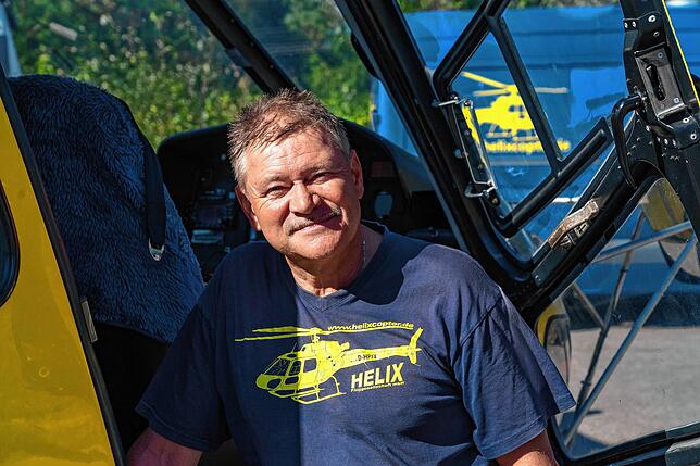 Pilot Uwe Schmid hat über 40 Jahre Erfahrung als Helikopterpilot. Sein Job macht ihm aber immer noch sehr viel Spaß – auch wenn er ...