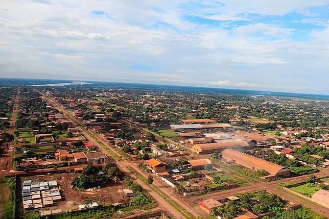 Blick aus dem Flugzeug über Riberalta im bolivianischen Teil des Amazonasbecken