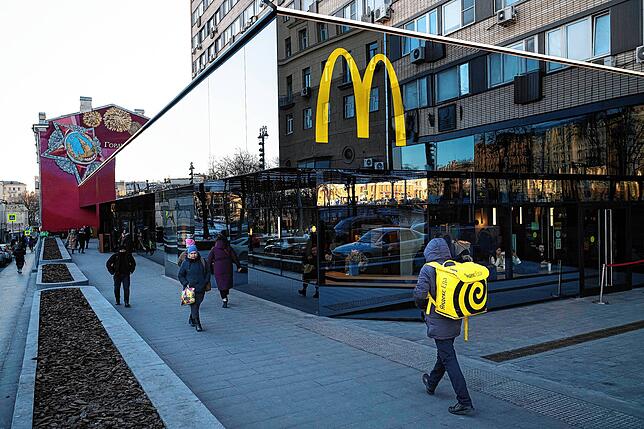 Auch die US-Fastfood-Kette McDonald‘s zieht sich aus Russland zurück. Bild: dpa
