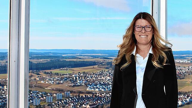 Beate Höhnle steht auf der Aussichtsplattform des Rottweiler Testturms. Diese ist mit hohen Glasscheiben gesichert &ndash; im ...