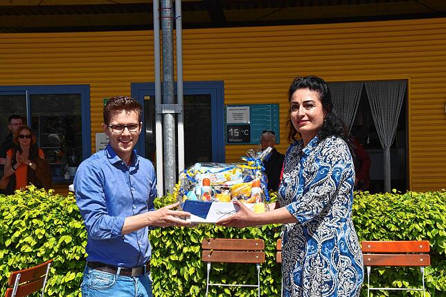 Bürgermeister Benjamin Mors hatte einen besonderen Geschenkkorb für die neue Pächterin des Freibads am Steißlinger See, Derya Yildirim ...