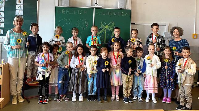 Sonnenblumen zur Begrüßung haben Klassenlehrerin Katja Leutheuser und Co-Lehrerin Uta König an ihre neuen Erstklässler verteilt.