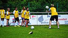 Die ehemalige Bundesliga-Torhüterin Melanie Winterhalder (rechts) absolviert mit den Mädchen eine Einheit. Foto: Sportfreunde
