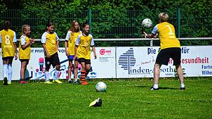 Die ehemalige Bundesliga-Torhüterin Melanie Winterhalder (rechts) absolviert mit den Mädchen eine Einheit. Foto: Sportfreunde