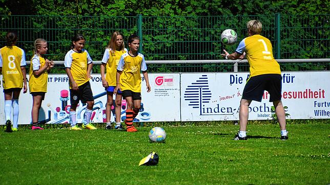 Die ehemalige Bundesliga-Torhüterin Melanie Winterhalder (rechts) absolviert mit den Mädchen eine Einheit. Foto: Sportfreunde