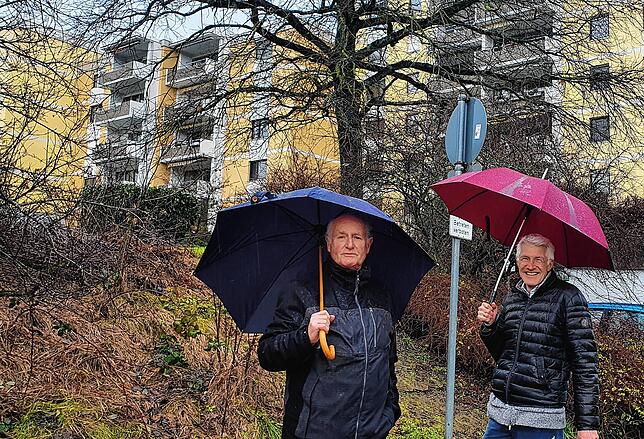 Alexander Gebauer (l.), Ehrenvorsitzender der Bürgervereinigung Allmannsdorf-Staad, und Sven Martin, Vorsitzender, vor den Häusern an ...