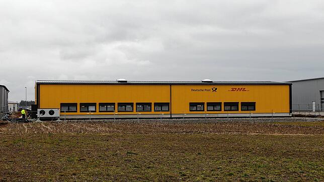 Gut sichtbar: Das DHL-Gebäude im Gewerbegebiet Mengener Straße steht vor der Fertigstellung.