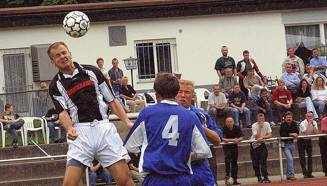 Kopfballstark: Frank Thomae, hier links beim 0:1 im Heimspiel gegen den SV Rust, am 10. Mai 2003.