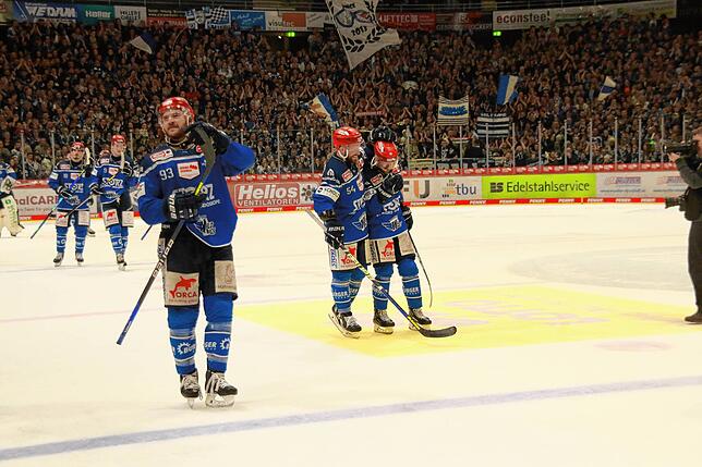 Bild 23: Fans, fliegende Fäuste und Feiern &ndash; Bilder vom 5:1 der Wild Wings gegen Straubing