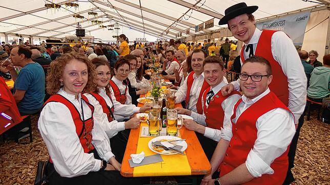 Beste Laune: Durch persönliche Beziehungen kam die Stadtkapelle Furtwangen zum Birndorfer Jubiläumsfest. Die Musiker genießen ihren ...