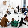Beim Konzert in der Klanginstallation „aussi fragile que possible“ setzen Musiker per Schall Klangobjekte in Bewegung. Das Publikum ...