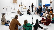 Beim Konzert in der Klanginstallation „aussi fragile que possible“ setzen Musiker per Schall Klangobjekte in Bewegung. Das Publikum ...