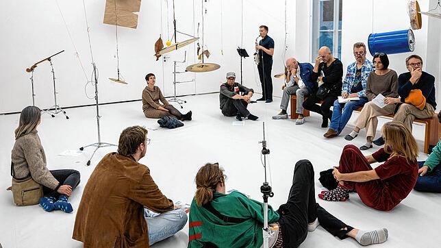 Beim Konzert in der Klanginstallation „aussi fragile que possible“ setzen Musiker per Schall Klangobjekte in Bewegung. Das Publikum ...