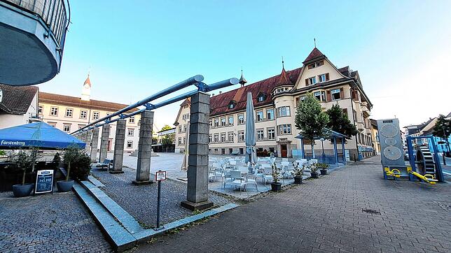 Nur früh morgens und spät abends liegt der Talschulplatz im Schatten.