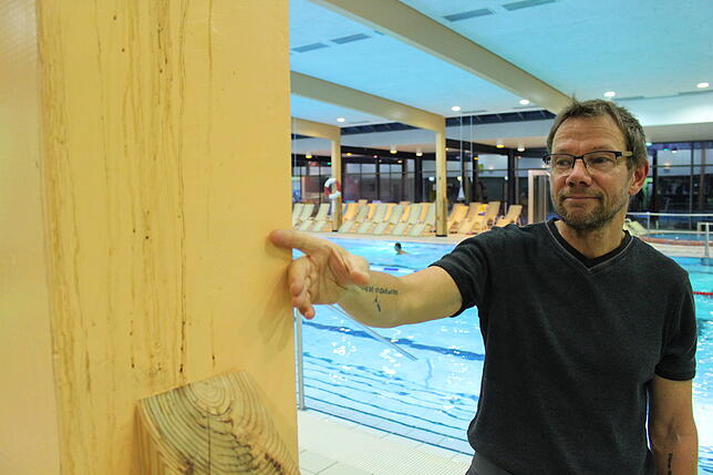 Es ist nicht lange her, da wurde diese Säule frisch gestrichen. Doch gegen das dreckige Wasser aus der Decke kann Betriebsleiter Michael ...