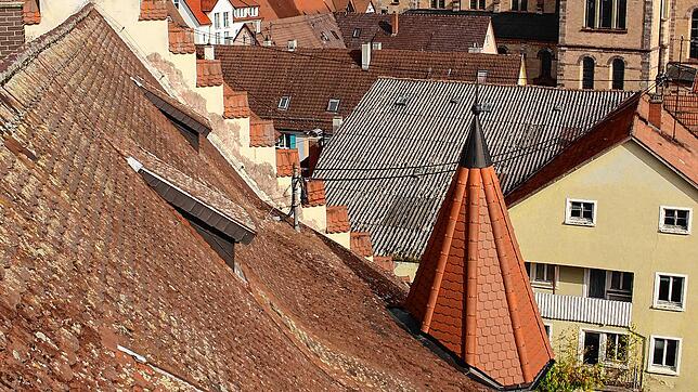 Ein Blick über das Dach des Zunfthauses in Richtung der Stadtkirche. Wenn das Dach irgendwann mal wieder so aussieht, wie jenes des ...