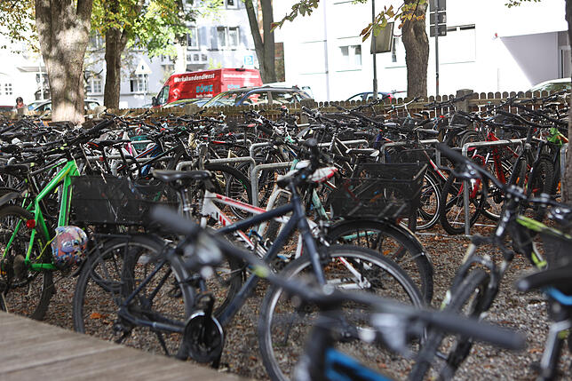 In den ersten Monaten 2020 sollen im Konstanzer Zentrum weitere Fahrradbügel aufgestellt werden, wie hier auf dem Schulgelände des ...