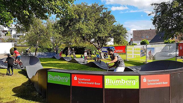 Seit dem Aufbau durch den städtischen Bauhof Ende vergangener Woche ist der mobile Pumptrack jeden Nachmittag sehr gut besucht.