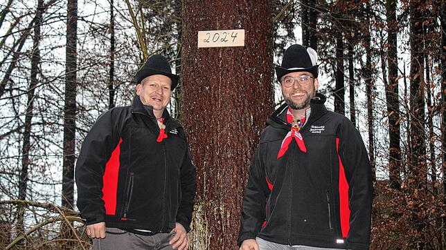 Einen Baum mit so einem stattlichen Stamm hätten Polier Andreas Schneider (links) und Morschter Dominik Mutzel von der Althistorischen ...