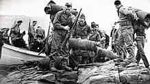 Das Foto entstand während des Zweiten Weltkrieges: Eine Einheit der US-Küstenwache bringt an der Westküste Grönlands ihre Ausrüstung an ...