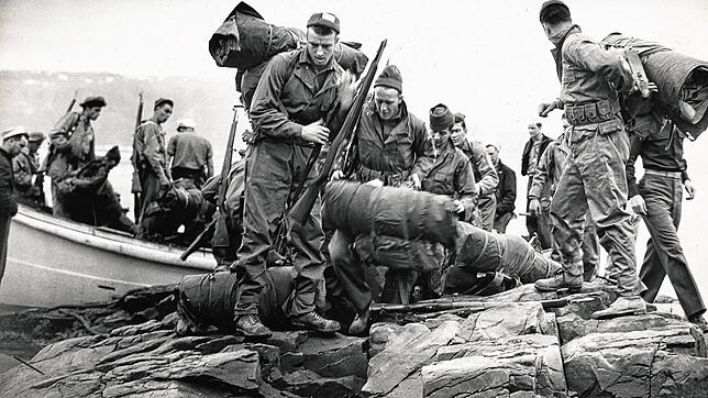 Das Foto entstand während des Zweiten Weltkrieges: Eine Einheit der US-Küstenwache bringt an der Westküste Grönlands ihre Ausrüstung an ...