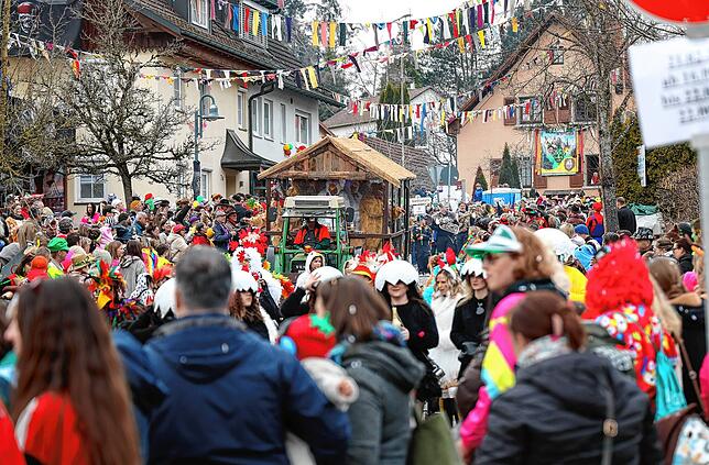 Bild 29: Fastnacht auf dem Schienerberg: Tausende feiern den Höriumzug mit kreativen Mottos