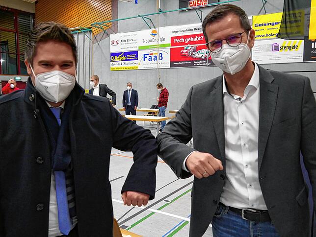 Glückwünsche während Corona: Hilzingens Bürgermeister Holger Mayer gratulierte Wahlsieger Patrick Stärk in der Eugen-Schädler-Halle.