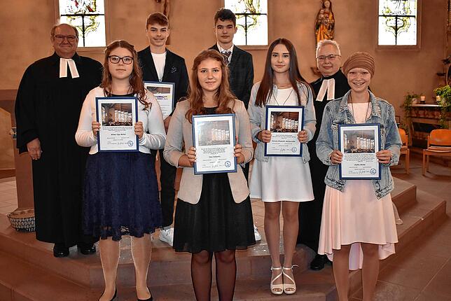 Sechs Jugendliche aus Ühlingen-Birkendorf haben ihre Konfirmation gefeiert. Von links: Pfarrer Mathias Geib, Milana Michel, Luis Probst, ...