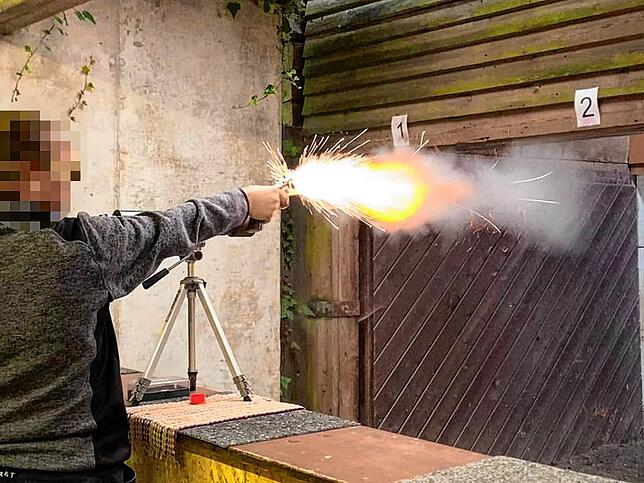 Robert S. war Hobby-Sportschütze und veröffentlichte von sich selbst Fotos, wie er mit mit historischen Schusswaffen trainiert.