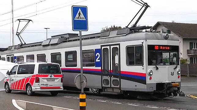 Die Polizei am Unglücksort nach dem tödlichen Unfall in Gränichen im Kanton Aargau. Ein Frau (76) ist von einem Zug erfasst worden.