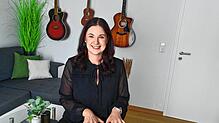Silke Vogt am Piano in ihrer Wohnung. Die 27-Jährige schreibt alle Texte für ihre Lieder selbst. Auf ihren Auftritt am Samstag beim ...