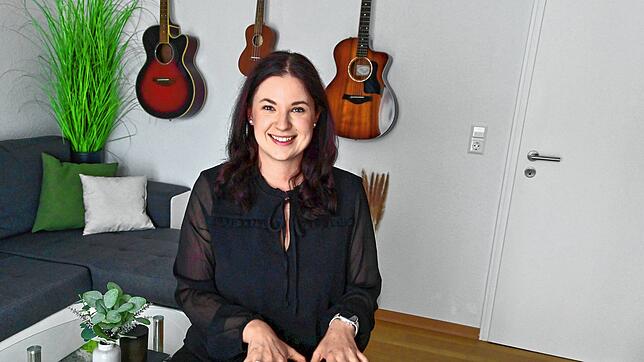 Silke Vogt am Piano in ihrer Wohnung. Die 27-Jährige schreibt alle Texte für ihre Lieder selbst. Auf ihren Auftritt am Samstag beim ...