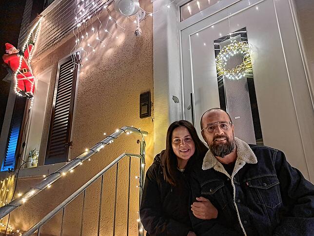 In der Familie kümmert sich besonders Ramona Todorović um das Aufhängen der Dekoration. Ihr Mann steuert immer wieder neue Ideen bei, ...