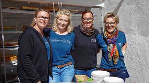 30 Kuchen und Torten gibt es am Sonntagnachmittag am Stand von Petra Loes, Sandra Strobel, Sabrina Matheis und Gisela Zembrot (von ...