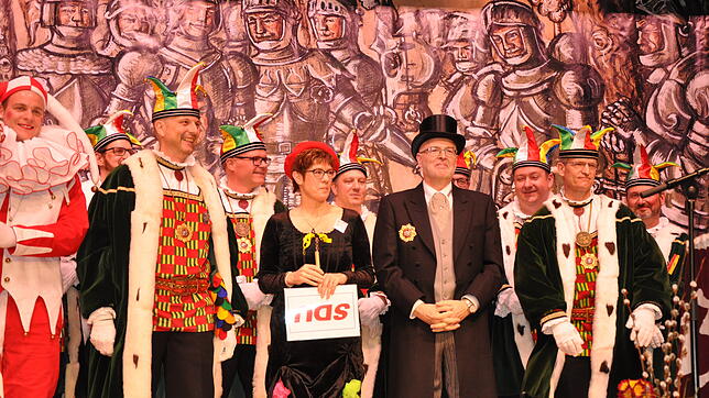 Annegret Kramp-Karrenbauer beim Empfang des Stockacher Narrengerichts am Schmotzigen Dunschtig (vorne von links): Narrenbüttel Matthias ...
