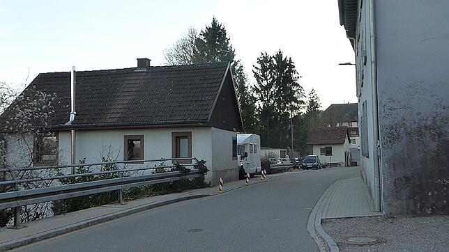 Das Dach des Hauses wurde auch schon von Fahrzeugen touchiert.